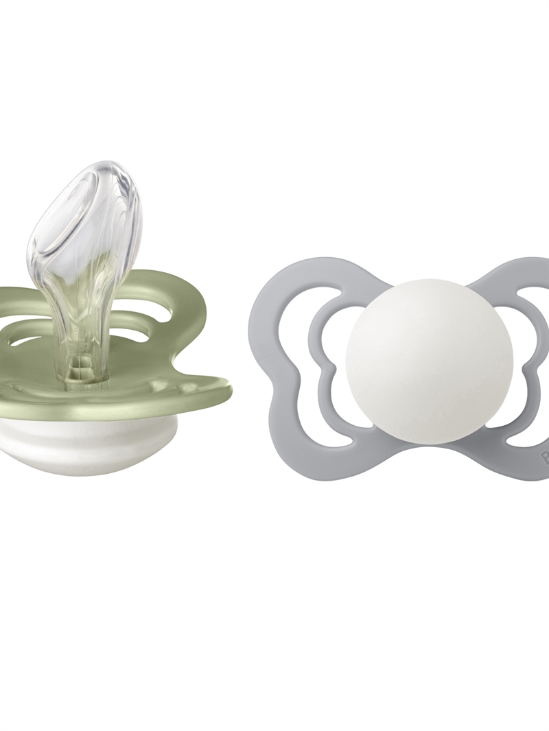 BIBS Couture GLOW sut i farven Sage Glow set fra siden og sutten i farven Cloud set forfra