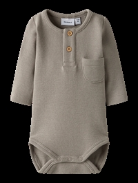 Beige waffle body til baby set forfra med knapper