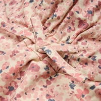 En Fant solhat i Withered Rose med blomsterprint og bindebånd – design