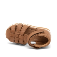 Bisgaard Billie sandaler i brun læder med fleksibel gummisål og lukket tå til børn, liggende