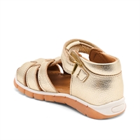 Bisgaard Billie sandaler i guld med lukket tå og fleksibel gummisål, set bagfra