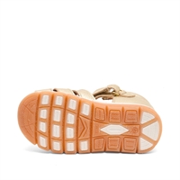 Bisgaard Billie sandaler i guld med lukket tå og fleksibel gummisål, billede af ydersål