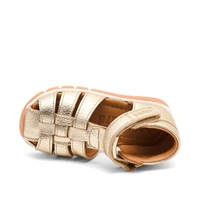 Bisgaard Billie sandaler i guld med lukket tå og fleksibel gummisål, liggende