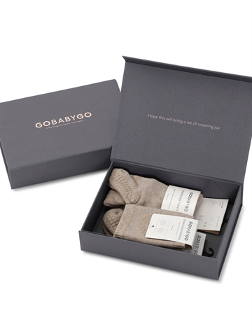 GoBabyGo gaveæske med kravlestrømper og leggings i beige – set forfra