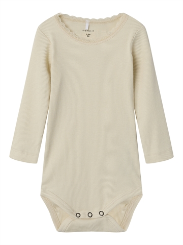 Name It babybody i rib, langærmet og økologisk bomuld i farven Summer Sand