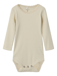 Name It babybody i rib, langærmet og økologisk bomuld i farven Summer Sand