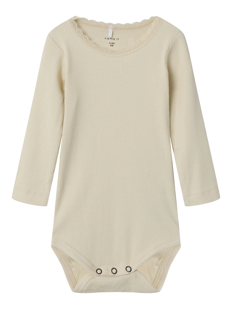 Name It babybody i rib, langærmet og økologisk bomuld i farven Summer Sand