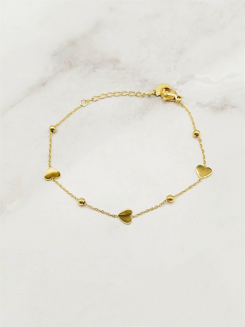 Emily armbånd i guld med små hjerter set forfra