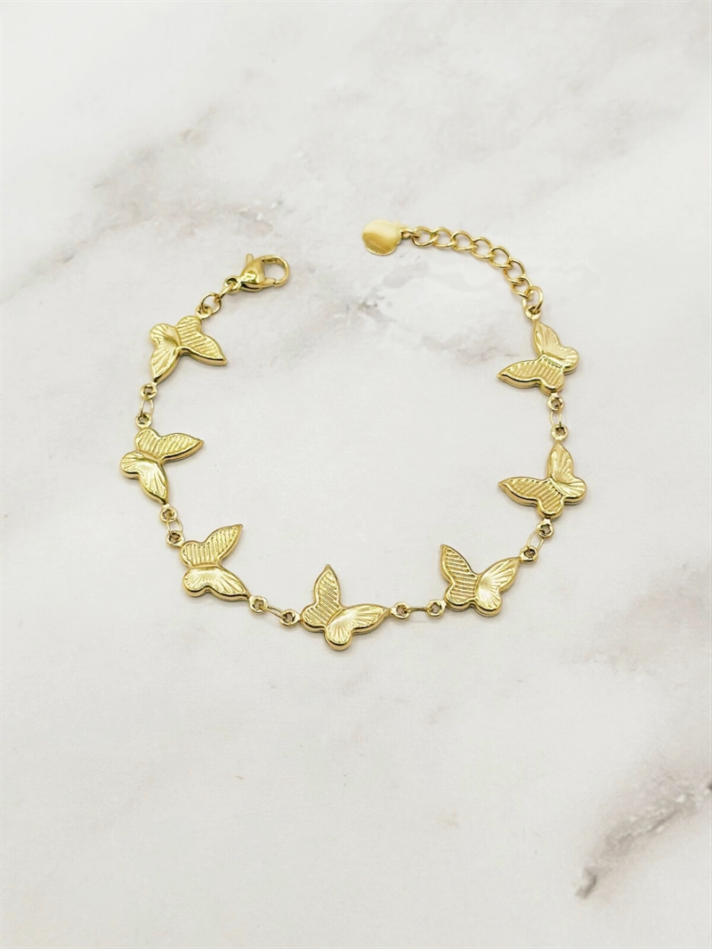Emily armbånd i guld med sommerfugle set forfra