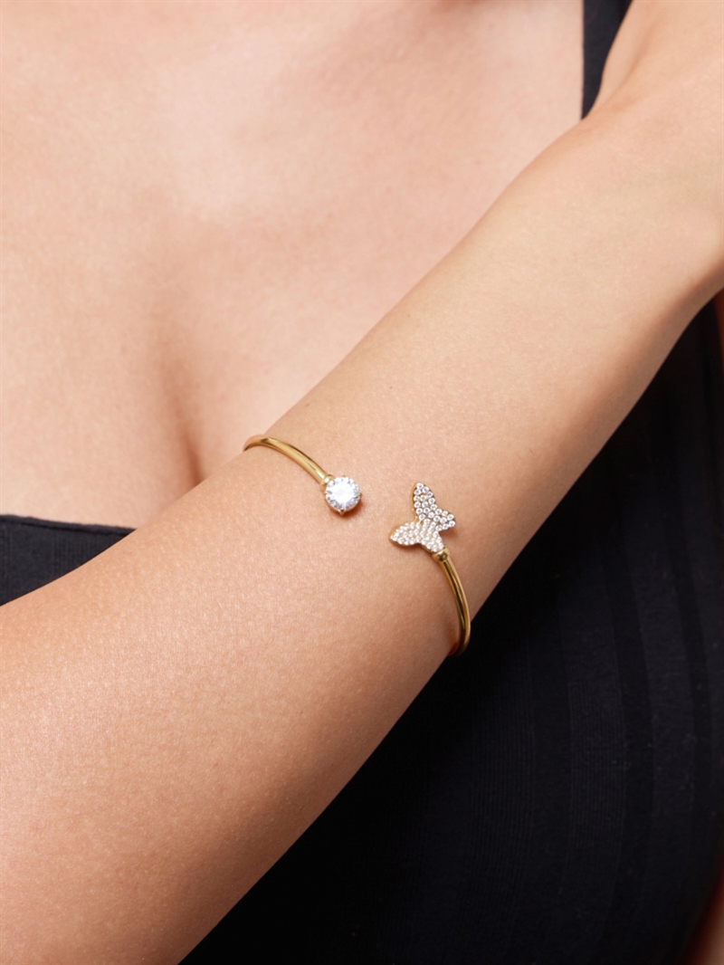 Armbånd i guld med sommerfugl og krystal set forfra