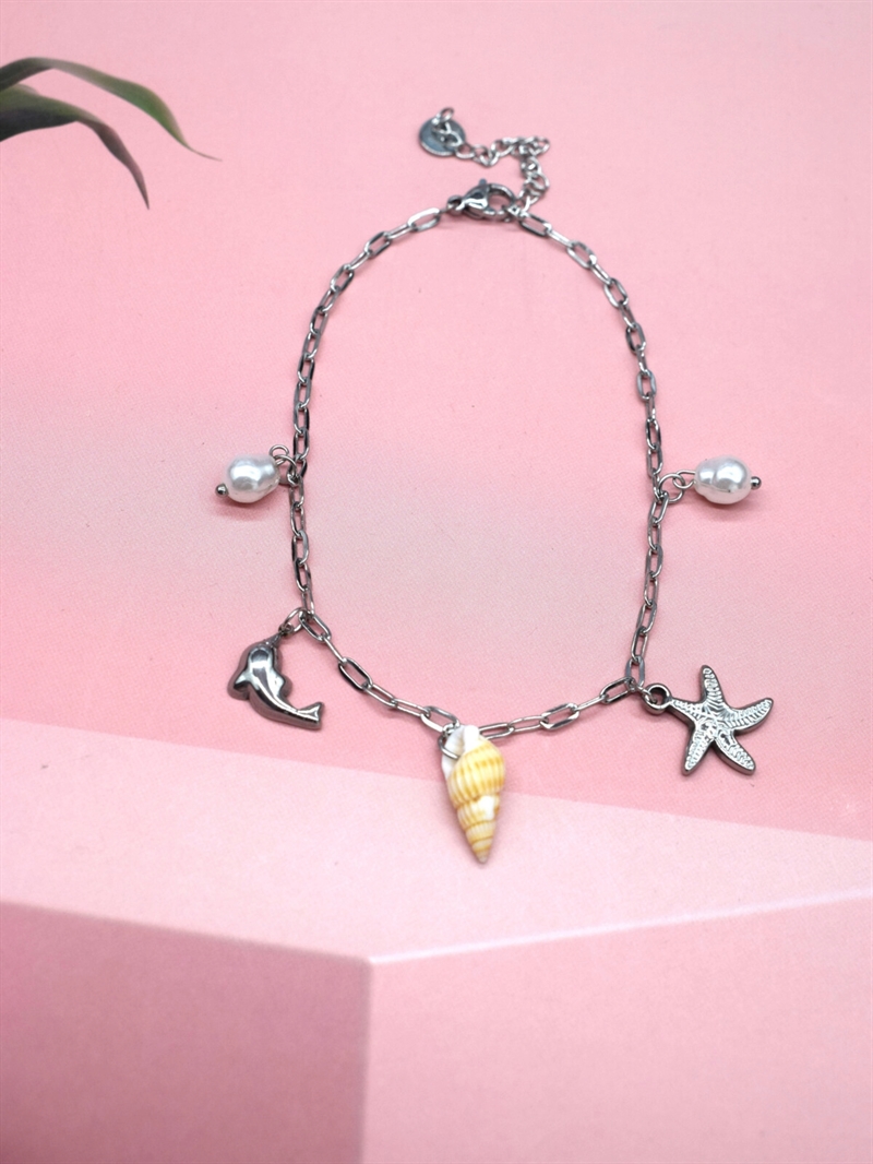 Sølv ankelkæde i rustfrit stål med søstjerne, delfin, strandskal og perler – set forfra