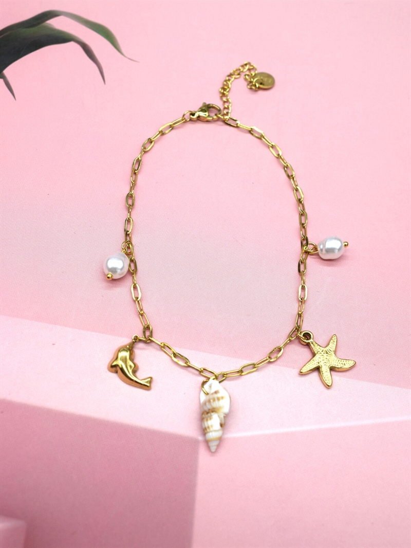 Ankelkæde i guld med søstjerne, delfin, strandskal og perler – set forfra