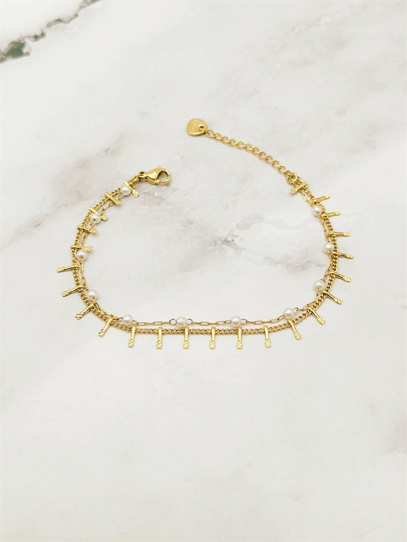Emily armbånd i forgyldt stål med perler set forfra