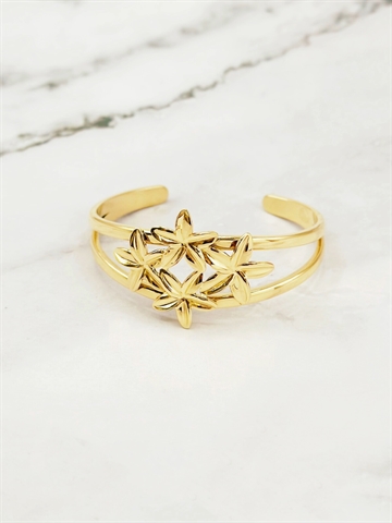 Emily armbånd i guld med blomsterdesign set forfra