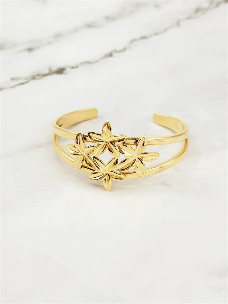 Emily armbånd i guld med blomsterdesign set forfra