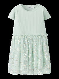 Name It grøn kjole med riboverdel og tylskørt med blomster set forfra