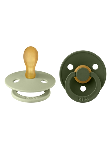 BIBS colour sut i farven sage set fra siden og bibs colour sut i farve hunter green set forfra