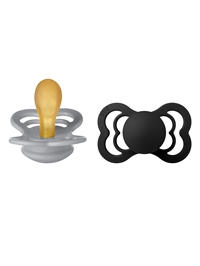 BIBS Supreme sut i farven Cloud set fra siden og BIBS supreme sut i farven black set forfra