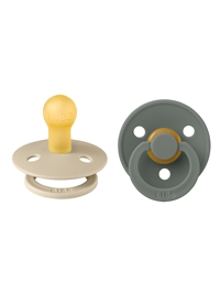 bibs colour sut i farven vanilla set fra siden og bibs colour sut i farven pine set forfra