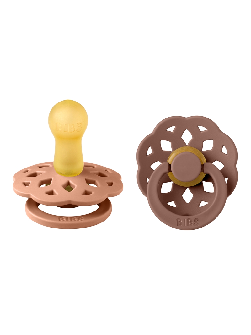 BIBS Boheme sut i farven peach set  fra siden og BIBS boheme sut i farven woodchuck set forfra