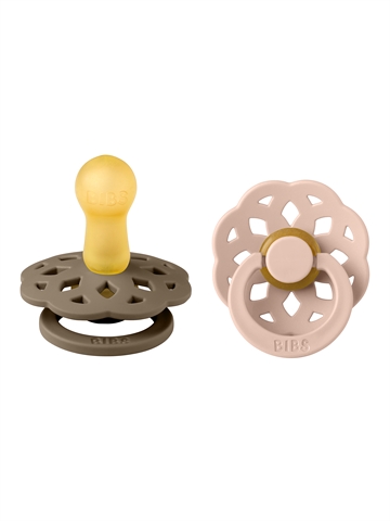BIBS Boheme Pacifier i farven Dark Oak set fra siden og BIBS Boheme Sut i farven Blush set forfra