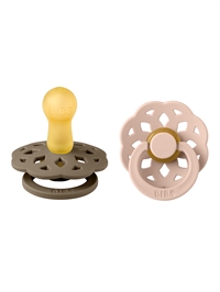 BIBS Boheme Pacifier i farven Dark Oak set fra siden og BIBS Boheme Sut i farven Blush set forfra