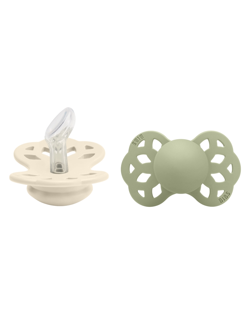BIBS Infinity sut i farven ivory set fra siden og bibs infinity sut i farven sage set forfra