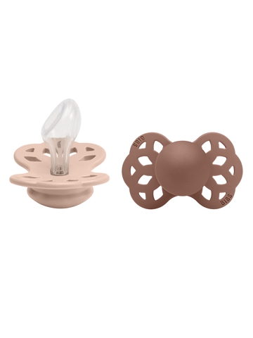 Bibs infinity sus i farven blush set fra siden og bibs infinity sut i farven woodchuck set forfra