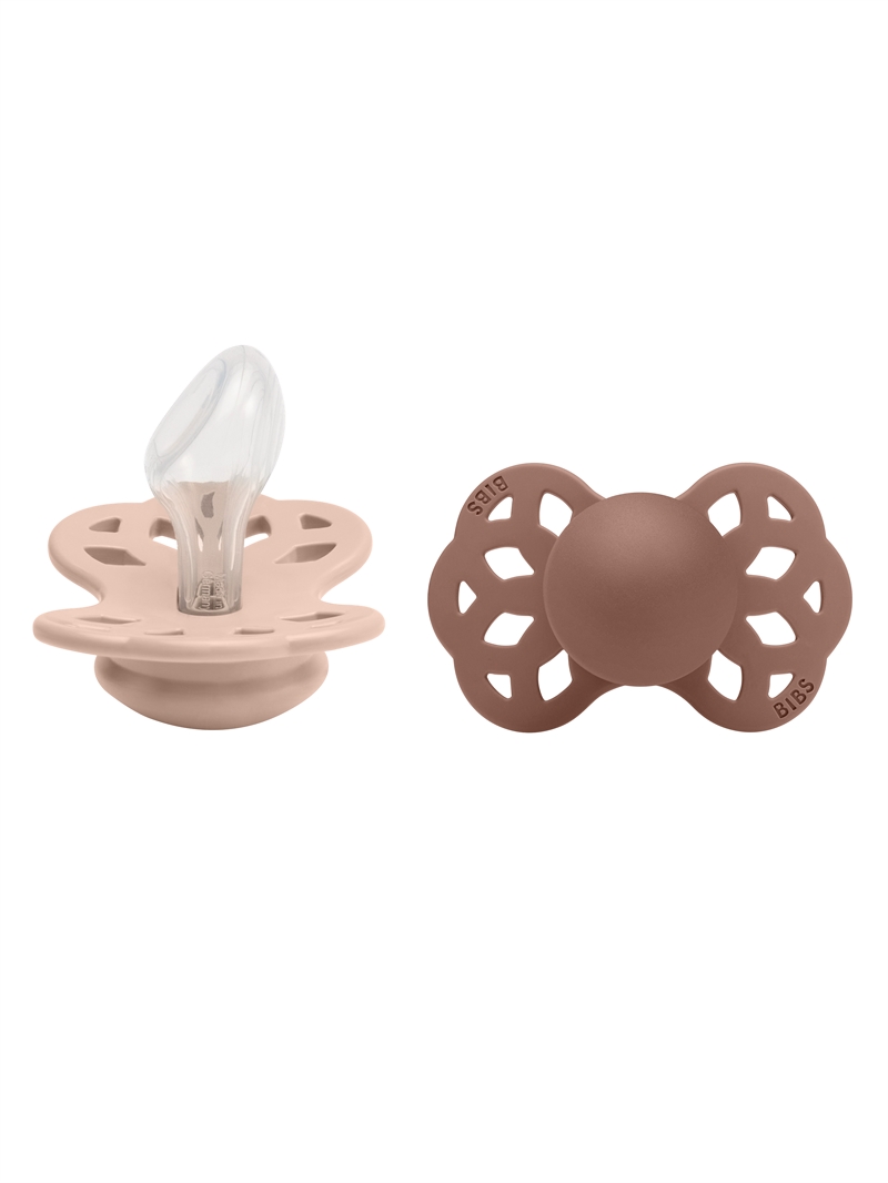 Bibs infinity sus i farven blush set fra siden og bibs infinity sut i farven woodchuck set forfra
