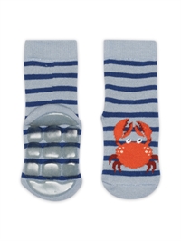 Skridsikre babysokker med krabbemotiv og blå striber forfra og bagfra